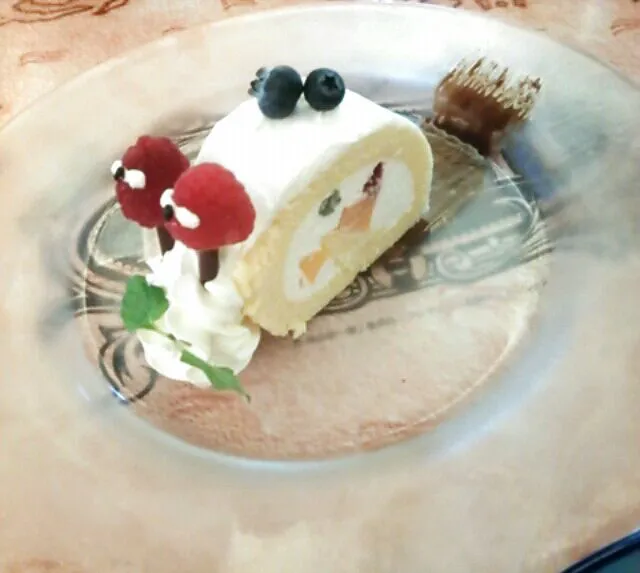 Snapdishの料理写真:お台場 ワンピースレストラン『バラティエ』／フルーツたっぷりのロールケーキ 電伝虫仕立て|みるさん