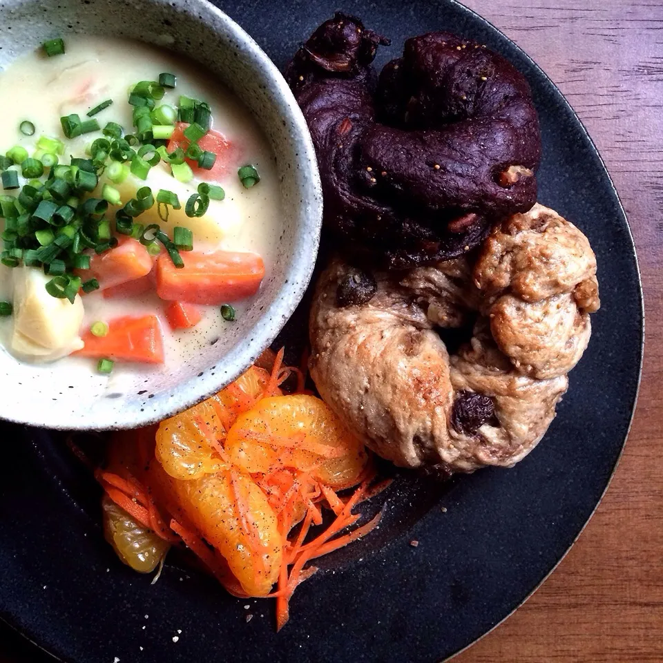 Mom's Cream stew,Salad of  orange and carrot,Bagel's of walnut and fig&Chocolate and Cocoa おかあさんのクリームシチュー、八朔とにんじんのサラダ、イチジクとクルミのベーグル&チョコレートとココアのベーグル|AYANOさん