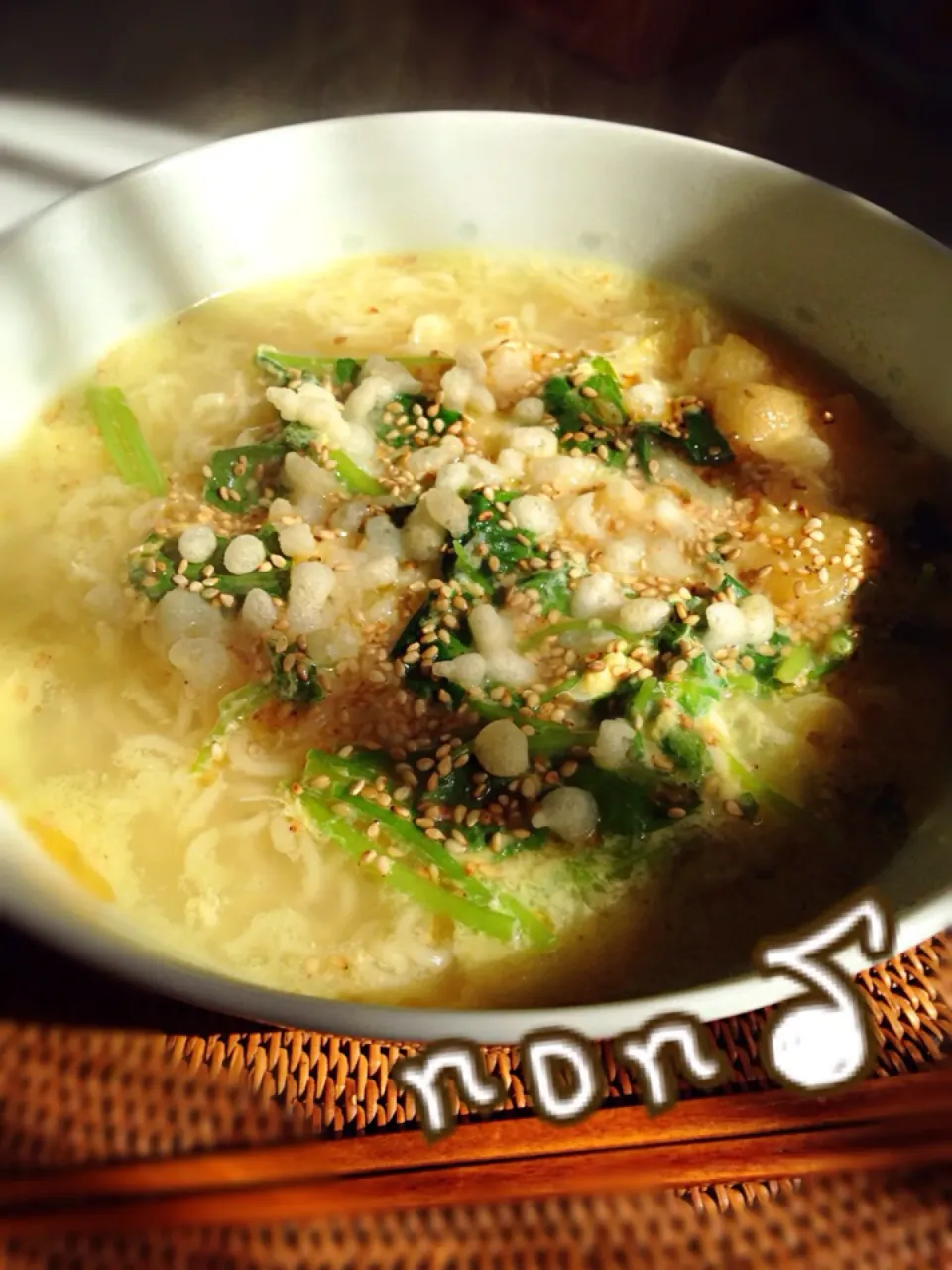 Snapdishの料理写真:塩ラーメンに三つ葉の卵とじ合うな〜✨お揚げも天かすもラーメンに合うんだねΣ(ﾟДﾟ)!!|nonさん