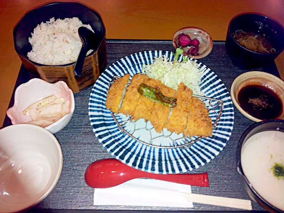 トンカツとトロロ|佐藤さん