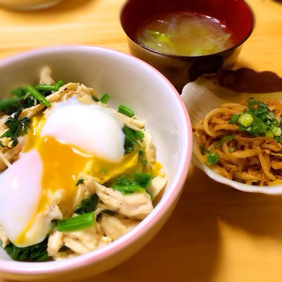 ✳︎鶏胸とほうれん草の中華和え丼✳︎もやしと白滝の甘味噌炒め✳︎春雨スープ|こまあずさん