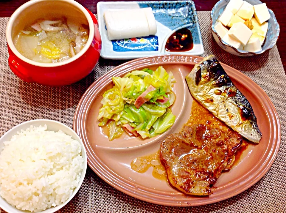 今晩はヘルシーな健康食😄野菜ブイヨンスープ、サバ、豚肉ソテー等😄|yupingさん