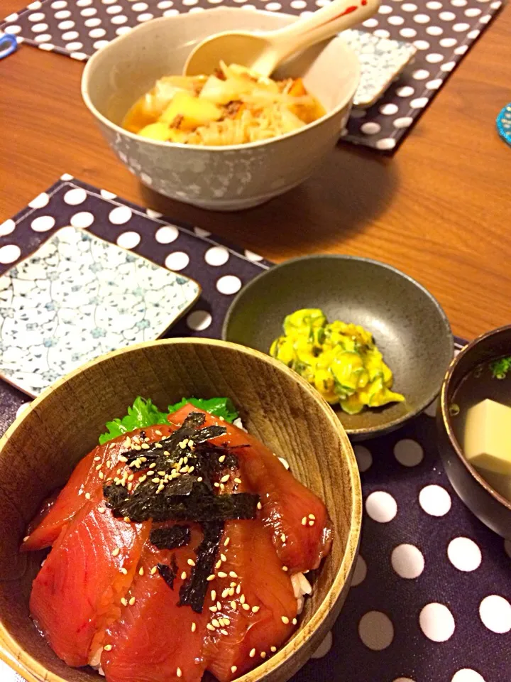 マグロ漬け丼、肉じゃが、かぼちゃサラダ、豆腐のお吸い物|Mogu Mogutaさん