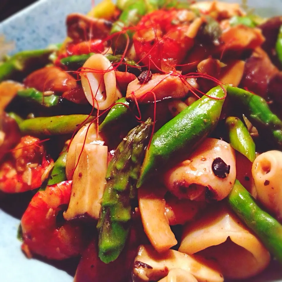 海鮮とアスパラと🍄の大蒜豆豉辛味炒め|太田 Tommyさん