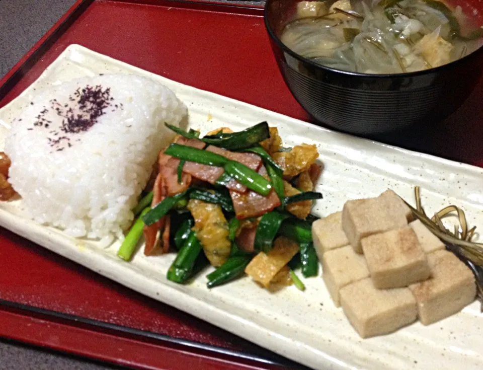 単身晩ごはん ニラと油揚げのカレー炒め 凍み豆腐の煮物 玉ねぎスープ|ぽんたさん