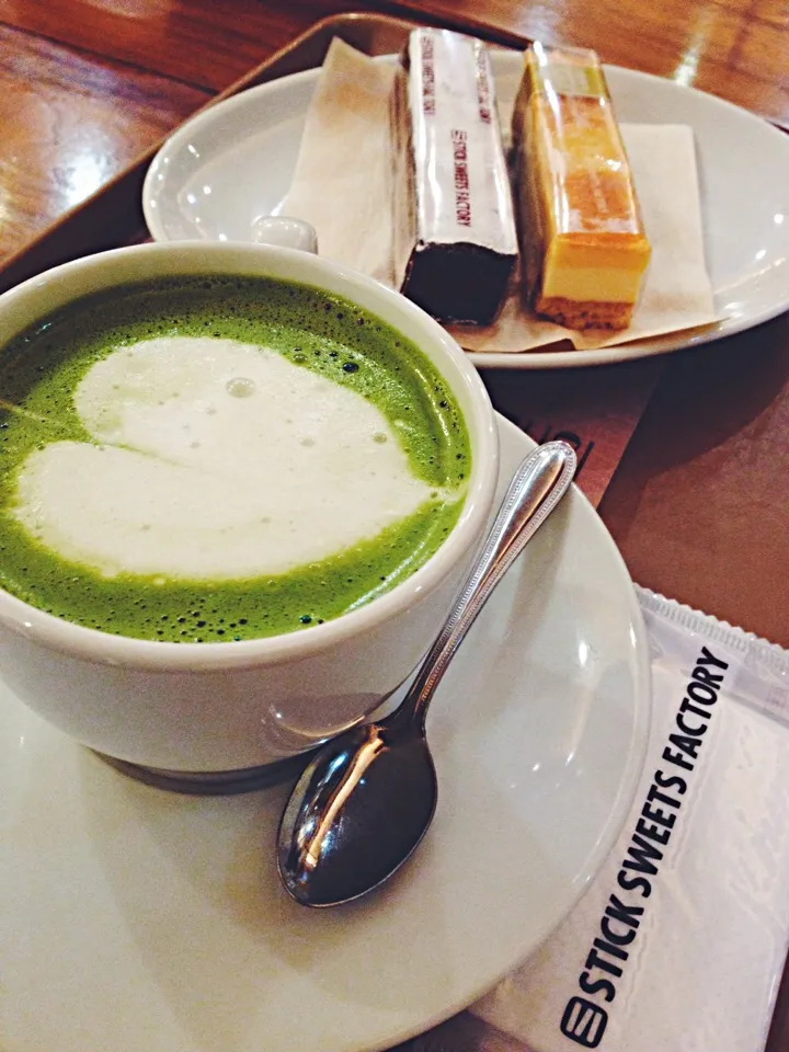 Green Tea Latte with Gateau Cake and Cheesecake|Marinaさん