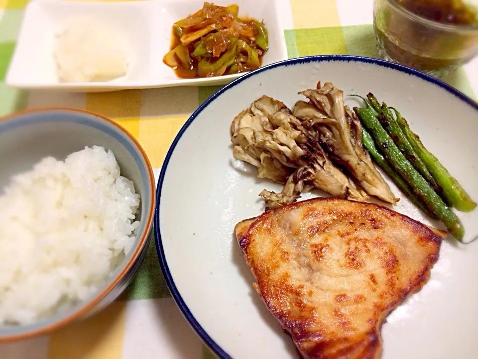 旦那さん、ただいま帰宅。本日の夕飯はメカジキのステーキ。|みきさん