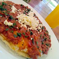 huevos rancheros a mi manera con salsa de chorizo de zaachila ymezcla de tres chiles secos con hierva santa|miguel alvarezさん