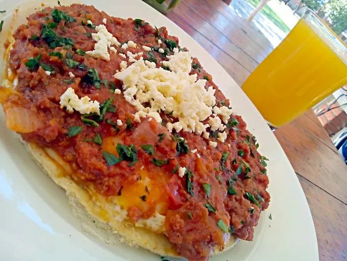 huevos rancheros a mi manera con salsa de chorizo de zaachila ymezcla de tres chiles secos con hierva santa|miguel alvarezさん