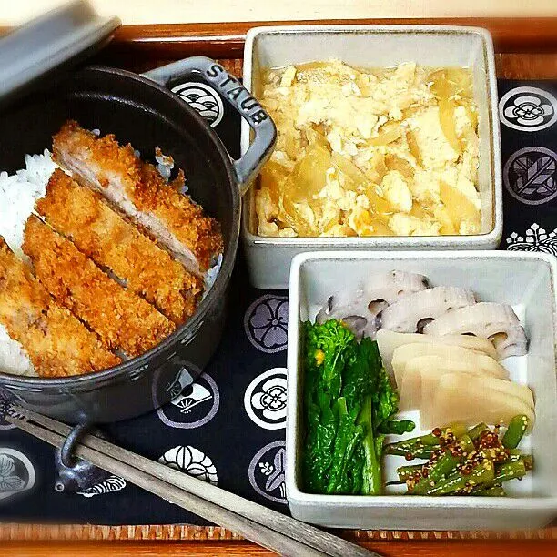 旦那さんのお留守番ご飯　カツ丼♪
作りおきいろいろ
卵とじかけてそのままお鍋であっためて食べてね～＼(^o^)／|kyujaさん