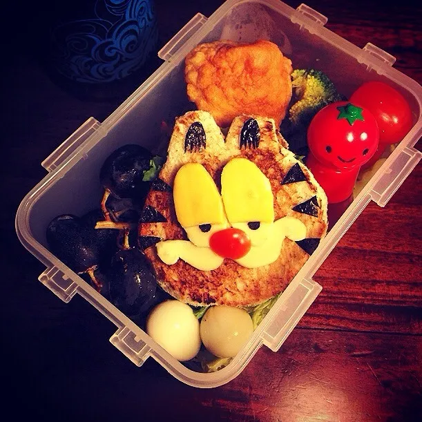 Sleepy Eyed Garfield Sandwiches Lunch box 🐱おネムなガーフィールドのサンドイッチ弁当|Yuka Nakataさん