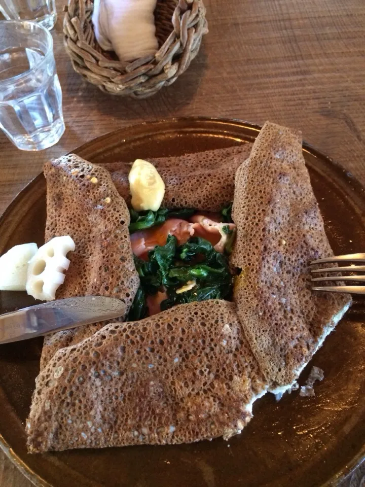 Galette, a crêpe made of buckwheat flour with cheese ham and spinach on the inside.|Pamela Takeshigeさん