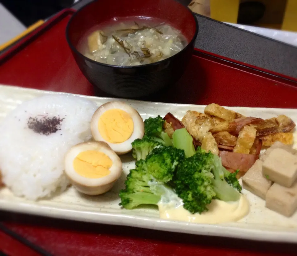 単身朝ごはん 味付玉子 油揚げとベーコンのカレー炒め ブロッコリー 凍み豆腐の煮物 玉ねぎスープ ヨーグルト 白飯|ぽんたさん