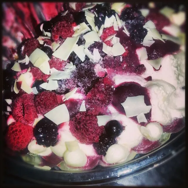 Berry and meringue trifle|Laura Quinn Hughesさん