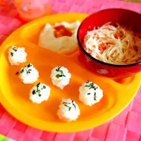 Snapdishの料理写真:息子くんの離乳食❤️鮭の煮麺、しそわかめおにぎり、カボチャヨーグルト❤️|さてぃ☆さん