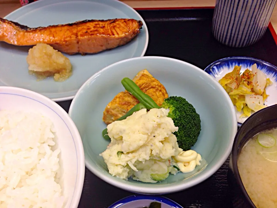 銀鮭定食にサラダ追加|流線形さん