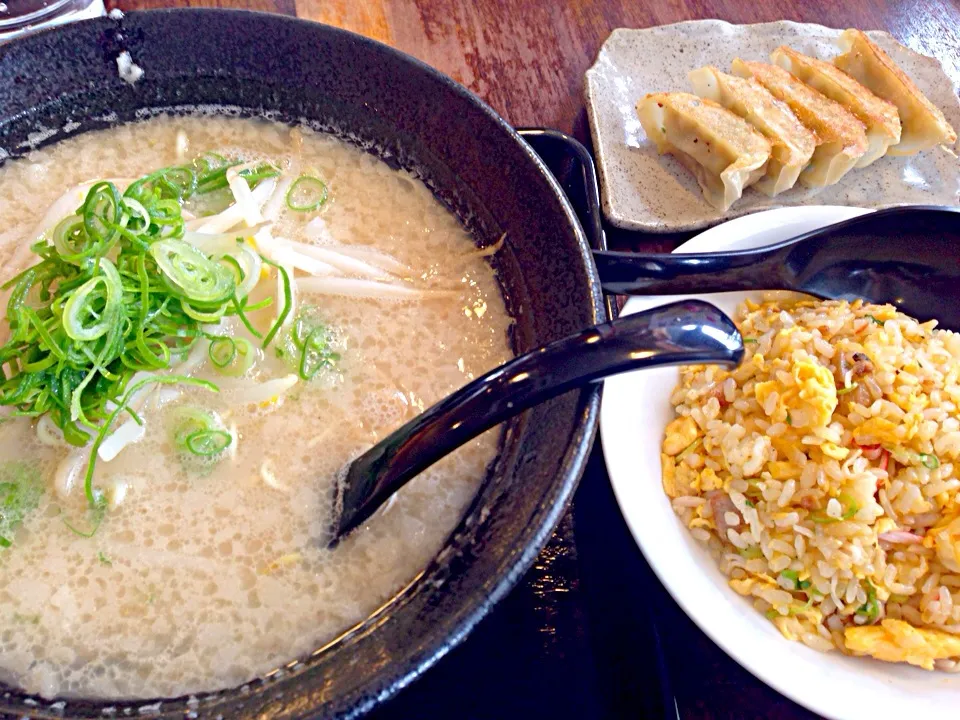 Snapdishの料理写真:ばり天 白ラーメン/一口餃子/半チャーハン|まからいとさん