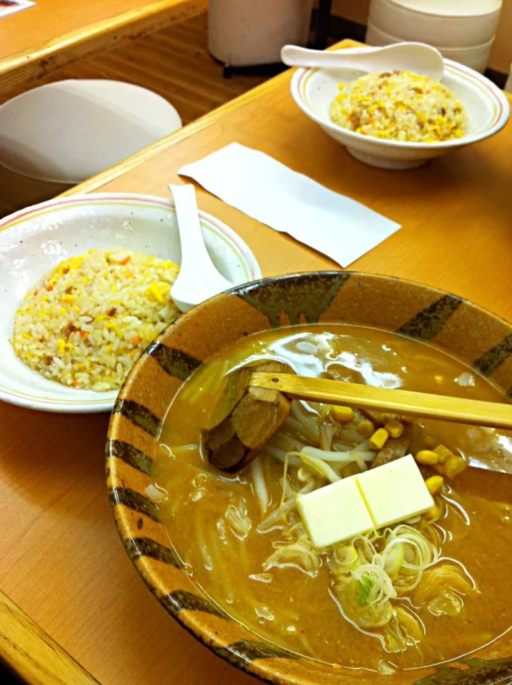 お昼は、ラーメン&半チャーハン。味は普通です。|abe yoshiroさん