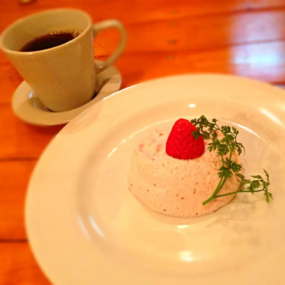 章姫苺のふわふわムース🍓 と コーヒー☕|こいちさん