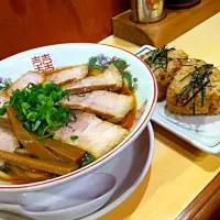 Snapdishの料理写真:チャーシュー麺！ヘタおにぎり！！|ペロリさん