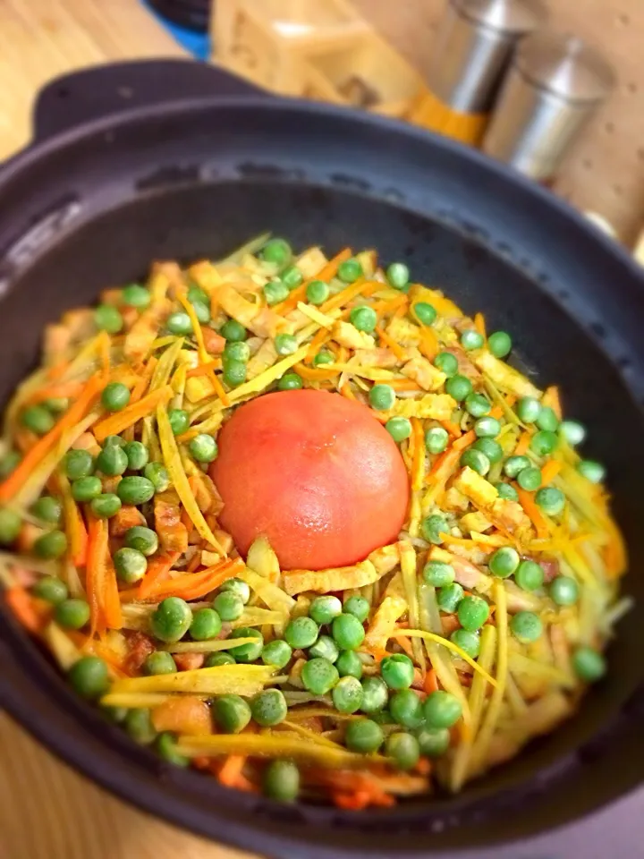 Snapdishの料理写真:【炊き込みご飯:28】根菜のカレー＆トマト。混ぜる前。|ｆｊさん