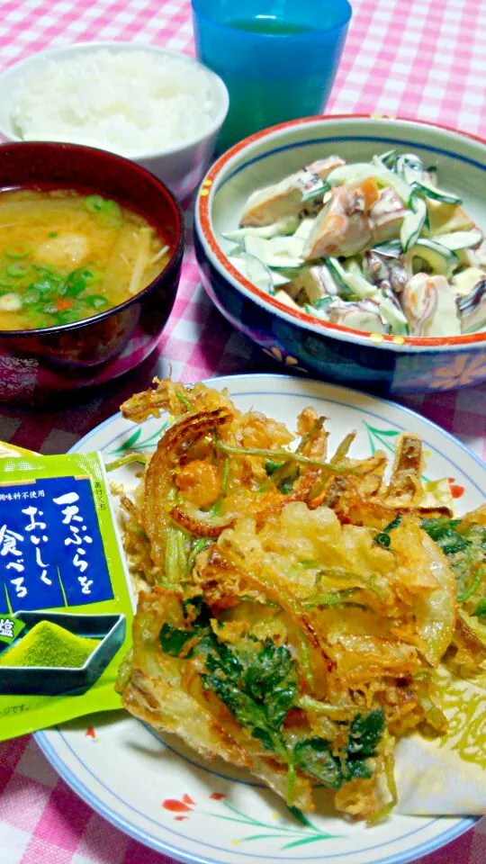 かき揚げ(えび･玉葱･三つ葉)、マヨ和え(味付いか･きゅうり)、お味噌汁(鶏団子･大根･えのき･青ねぎ)|まあるさん