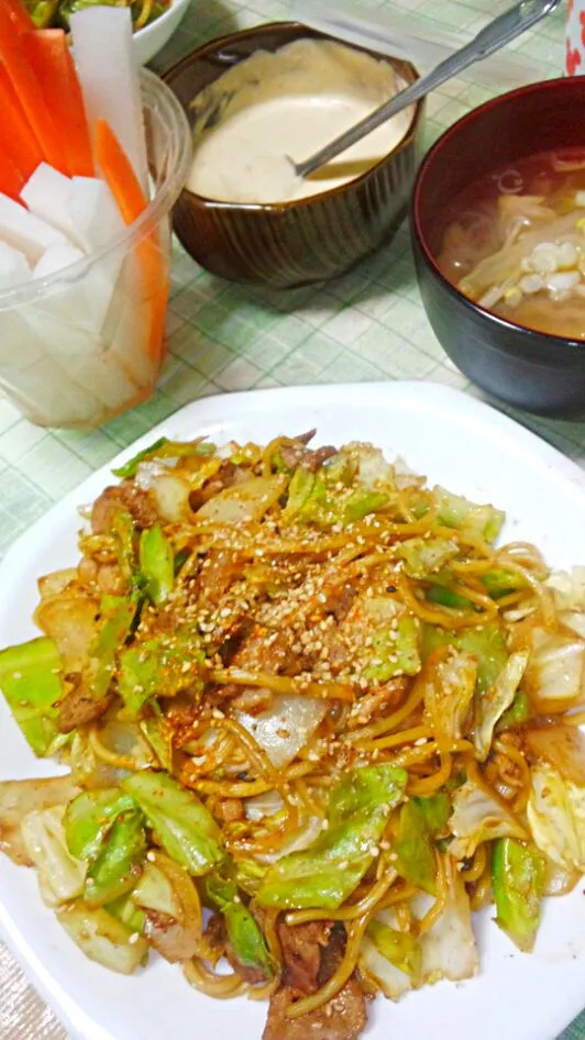 蒜山焼きそばと白菜と春雨のスープ、野菜スティック味噌マヨ添え|うたかた。さん