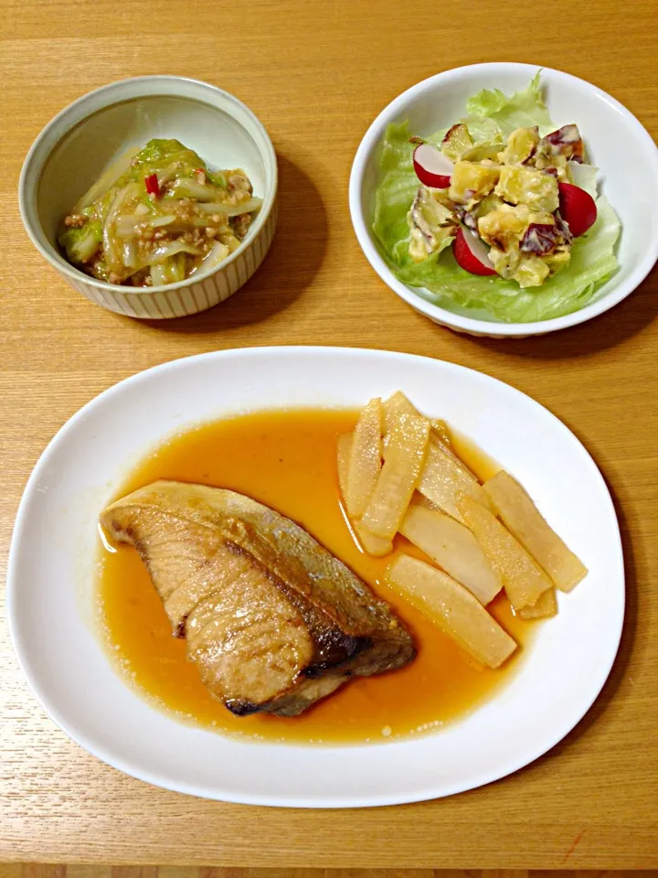 Snapdishの料理写真:ブリの照り焼き、さつまいものワサビマヨネーズサラダ、麻婆白菜|kakanekoさん