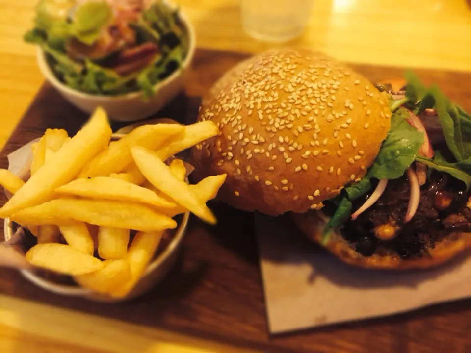 Bean and Mushroom Veggie Burger with chips and salad|Sergio Lacuevaさん