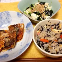 鯖のケチャップ煮、ワカメと豆腐のサラダ、ひじきごはん|クッキーモンスターさん