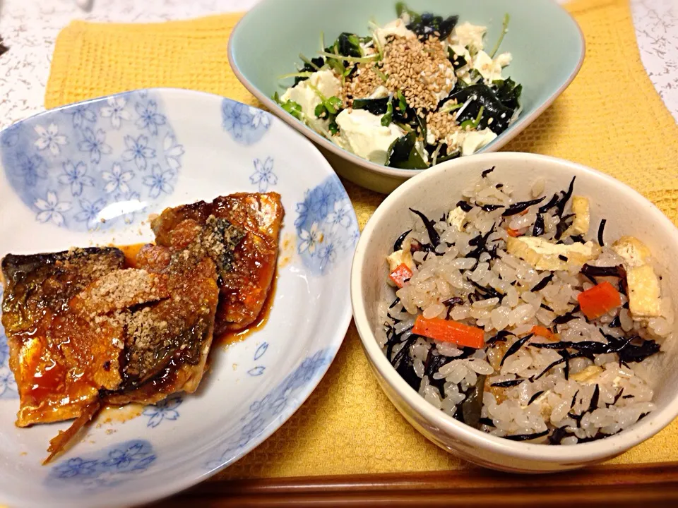 鯖のケチャップ煮、ワカメと豆腐のサラダ、ひじきごはん|クッキーモンスターさん