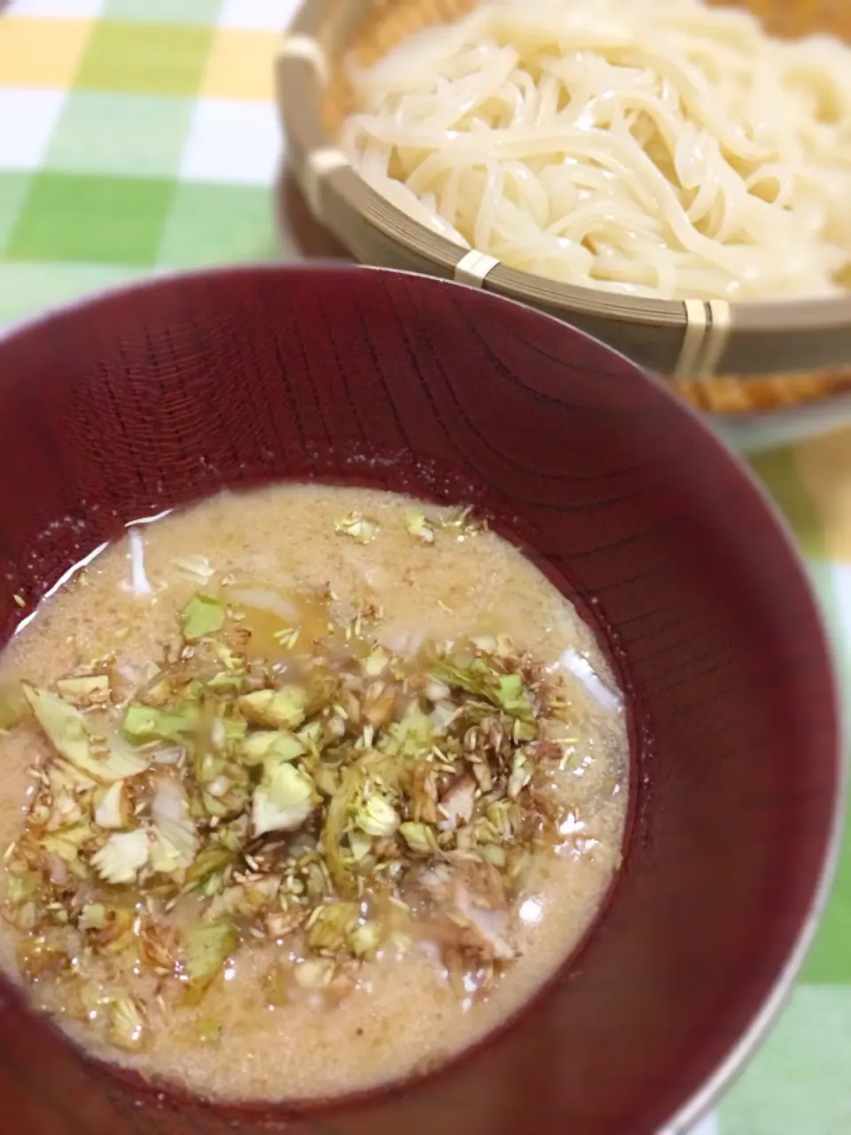 本日の夕飯は稲庭うどん。名店のお持ち帰りセットです。薬味はネギとふきのとう。ほろ苦い味に春を感じるの巻。|みきさん