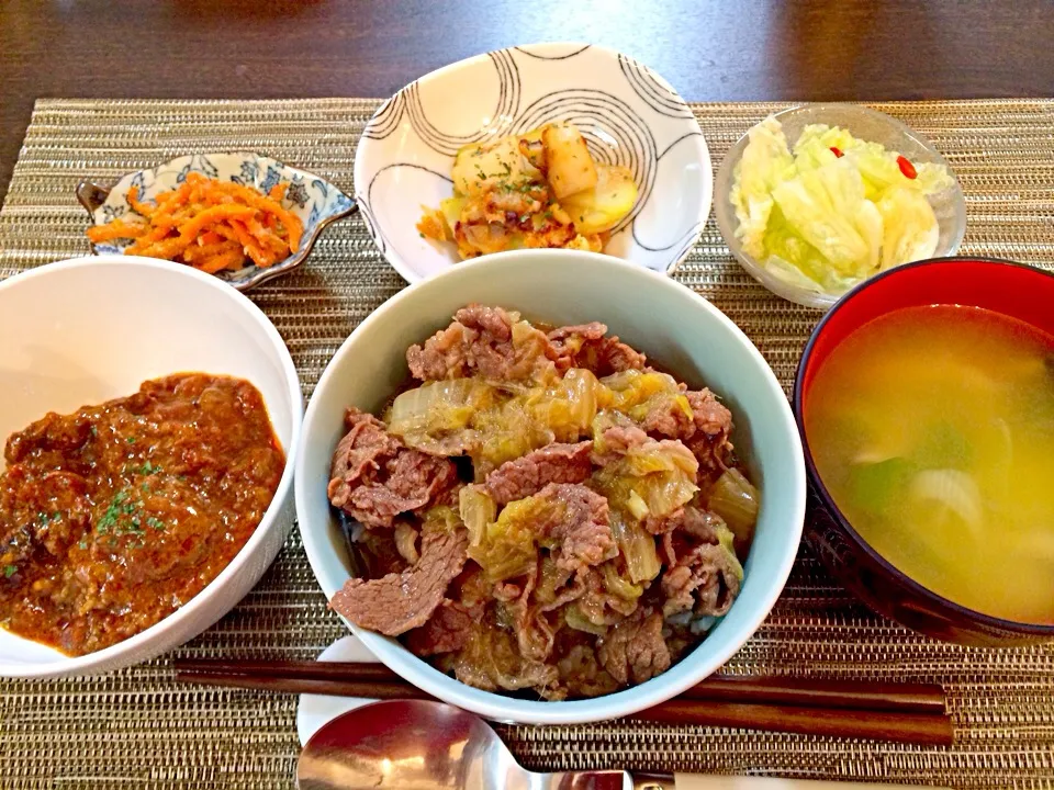 白菜牛丼   牛肉の赤ワイン煮   ホタテとジャガイモのガーリック炒め   人参の胡麻炒め  白菜の漬物|NAKATAさん