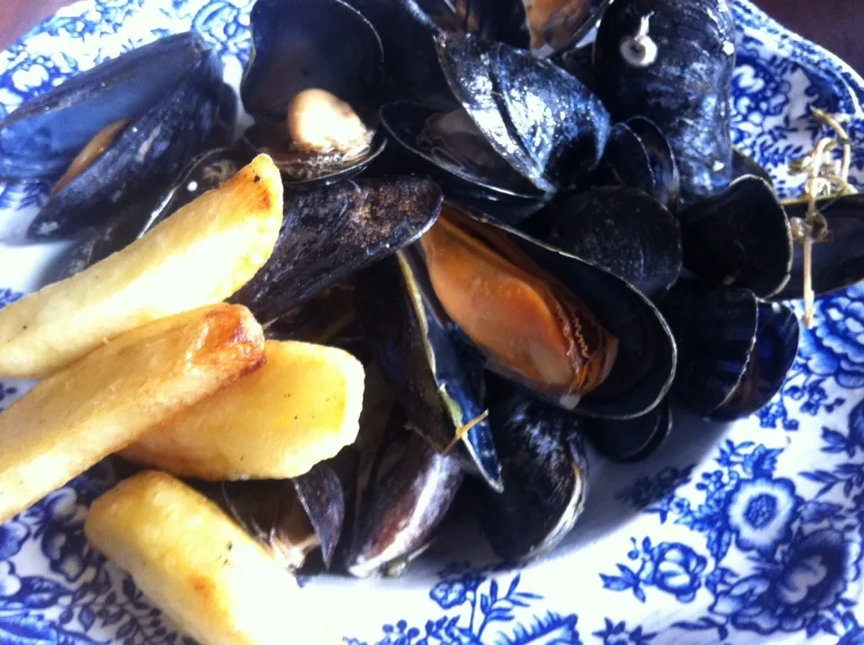 Moules Frites for lunch Who want to share with me|PHILIPPEさん