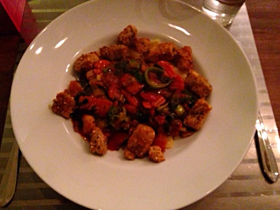 Ravioli with crispy Salmon and tomato sauce with veggies.|Richard Koolenさん