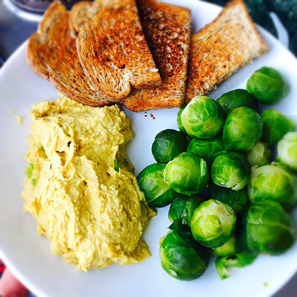 Cumin hummus, brussel sprouts, w/wheat toast|Stefan Labuschagneさん