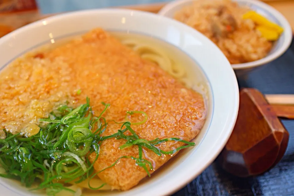 きつねうどんに朝とり飯|マハロ菊池さん