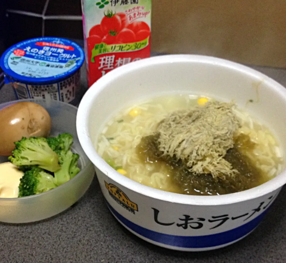 朝ごはん カップラーメンでとろろ昆布ラーメン 味付玉子 ブロッコリー ヨーグルト トマトジュース|ぽんたさん