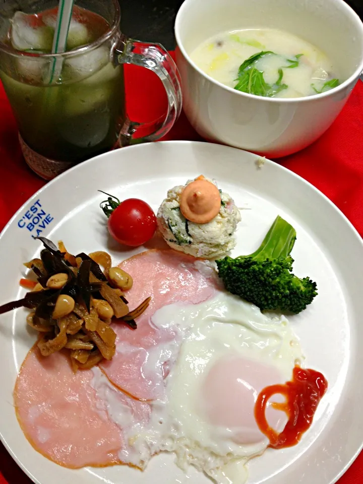 ハムエッグと常備菜。スープは、シメジと白菜のクリームスープ(^ ^)|ハルさん