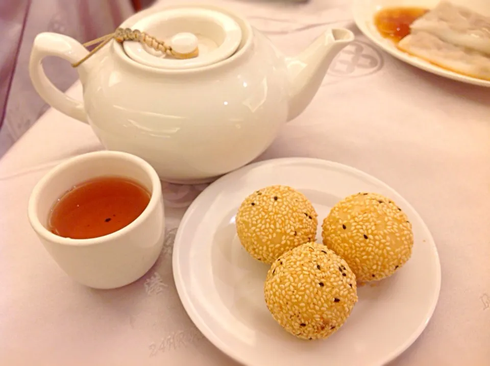 胡麻あげ団子 飲茶(^^)|アライさんさん