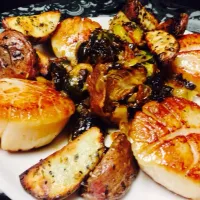 Snapdishの料理写真:Seared Jumbo Sea Scallops with Brussel sprouts tossed in a panchetta and artichoke  glaze|Chef Moussa Salloukhさん