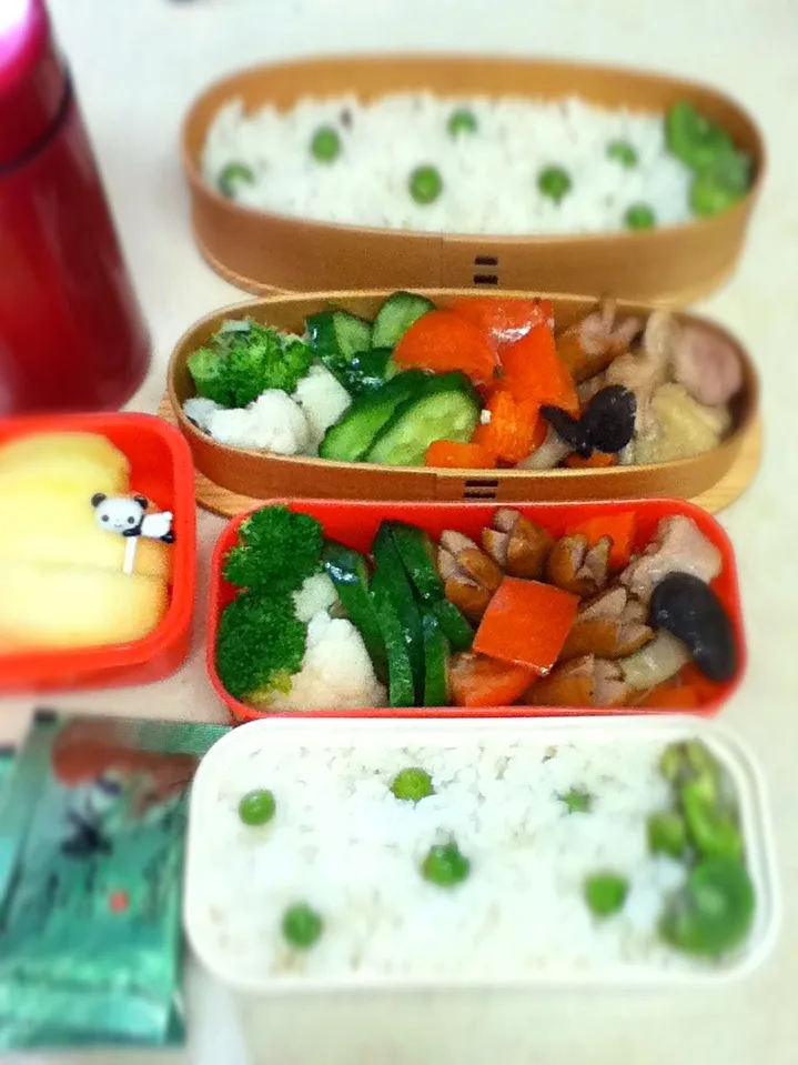 Today's lunch box. green peas rice yum!  鶏の治部煮のleftoverはとろみがなくなっちゃってしょぼんぬ。|hoppycowさん