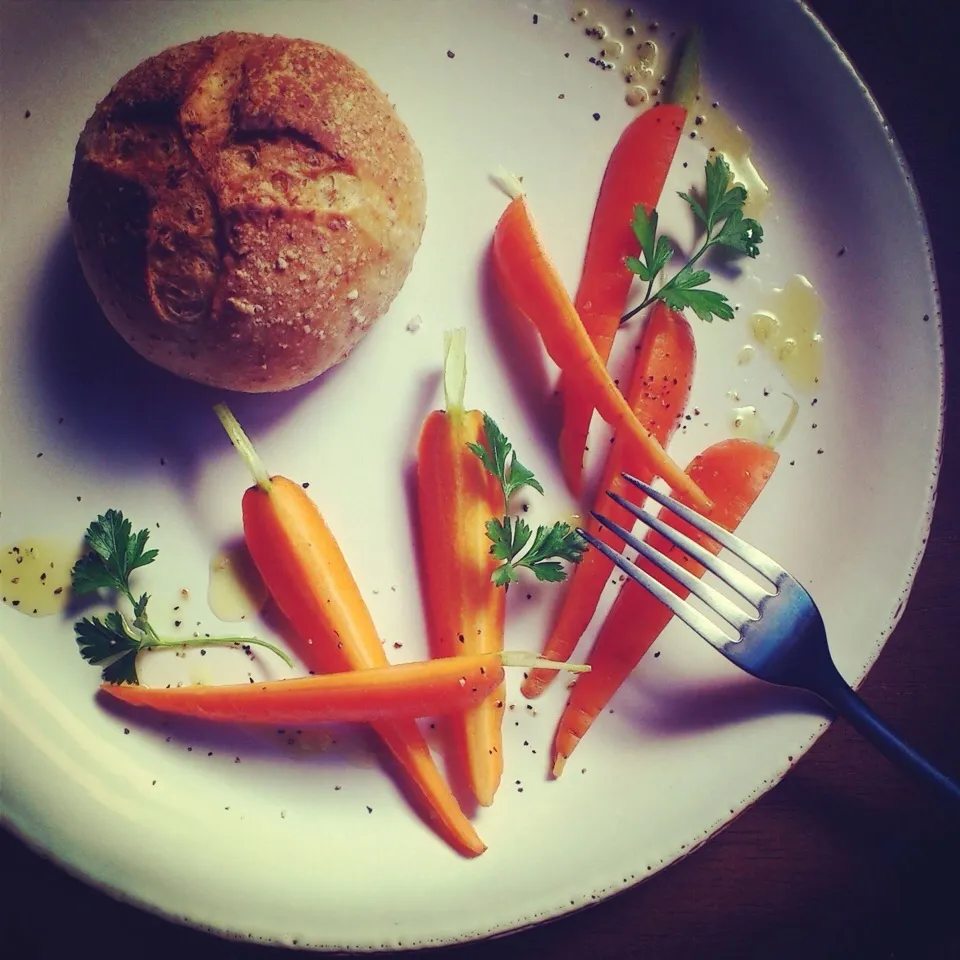 Petit pain of Guraramu powder,Salad of carrot グラハム粉のプチパンとにんじんのサラダ|AYANOさん