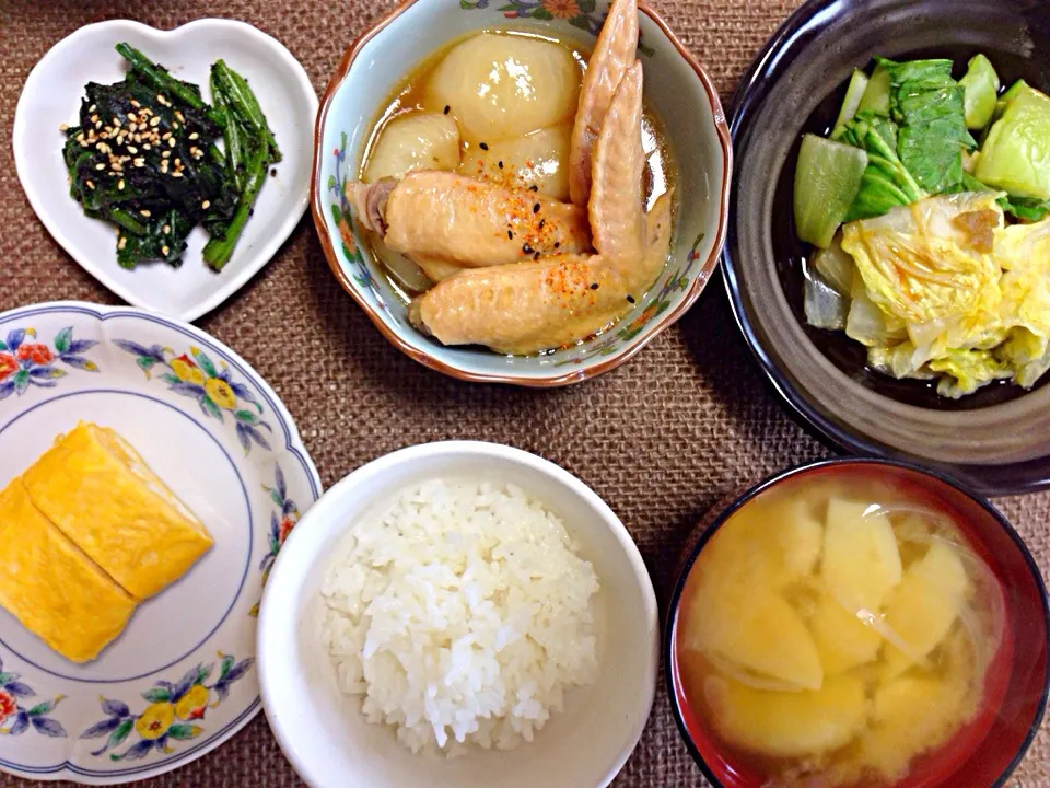 蕪と手羽先の煮物💓出し巻き卵💓ほうれん草胡麻和え💓白菜と青梗菜のボイルゆずぽんがけ💓じゃが芋と玉ねぎのお味噌汁💓|pokonyanさん