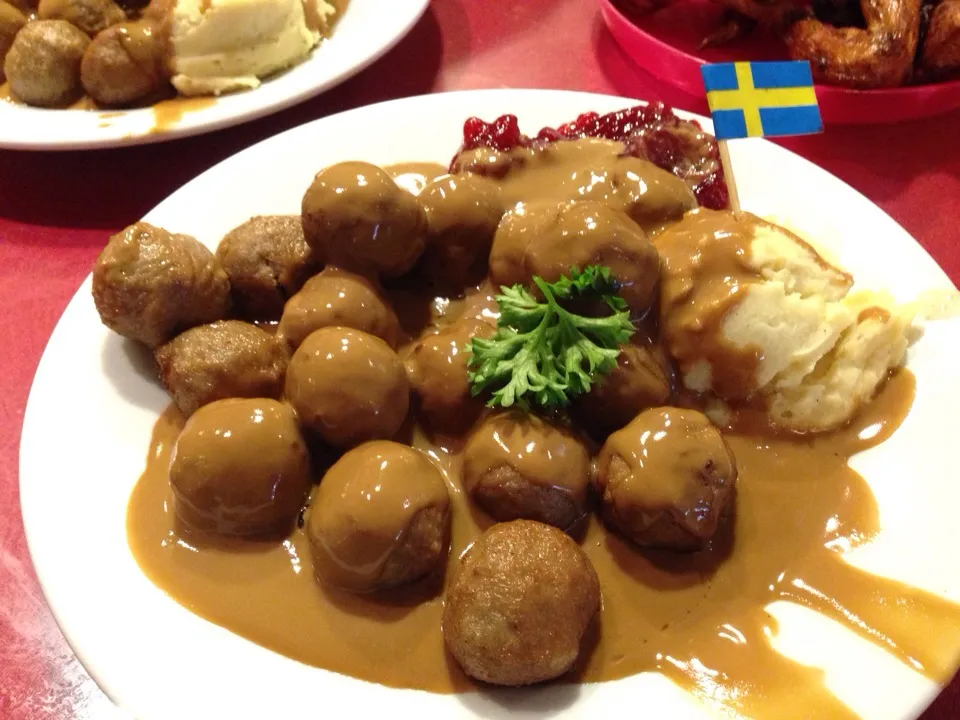 Who doesn't love Ikea's Swedish Meetballs? Serve with gravy and jam. Yes someberry jam|SJさん