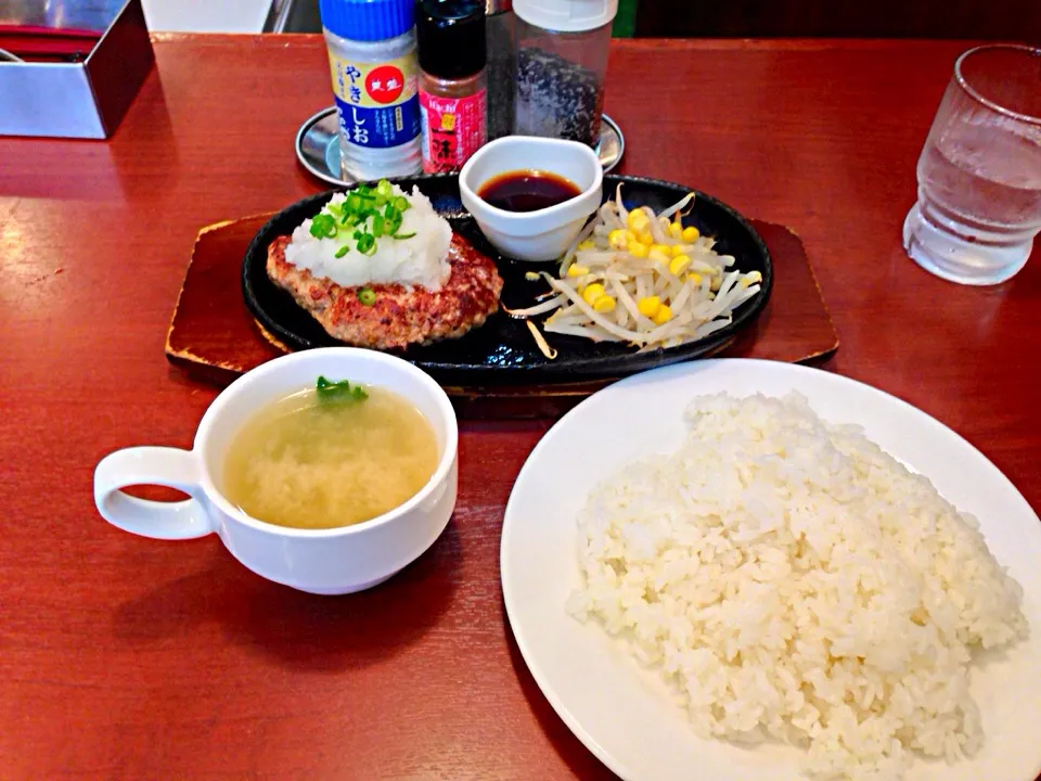 ブッチャーの和風おろしハンバーグ、490円。
ライスが食べ放題のガツン系のステーキ屋です。
途中でオカズが無くなってもご安心を。
ごま塩でライスが食べられますので、おかわりも出来ますよ（笑）。
m9(＾Д＾)|東京ライオンズさん