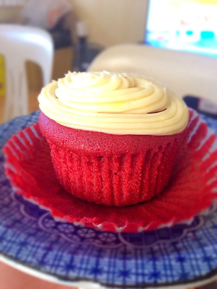 Red Velvet Cupcakes with cream cheese frosting|gracecantillerさん