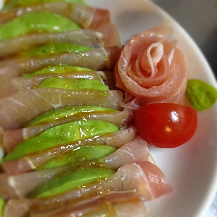 アボカドと生ハムのサラダ わさび醤油|あっさんさん