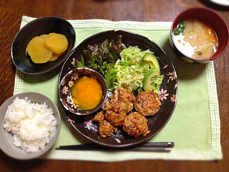 Snapdishの料理写真:今日の晩ご飯..つくね、さつまいもの煮物♡|さとみんさん