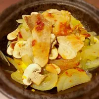 電子レンジで使えるタジン鍋で簡単温野菜！
カボチャと玉ねぎ、ブラウンマッシュルームに豚肉を少しのせ、豆板醤と創味のつゆにて☆|颯ママさん